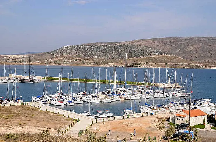 Yachtcharter Cesme, Alacati Marina © David Broad CC BY 3.0 